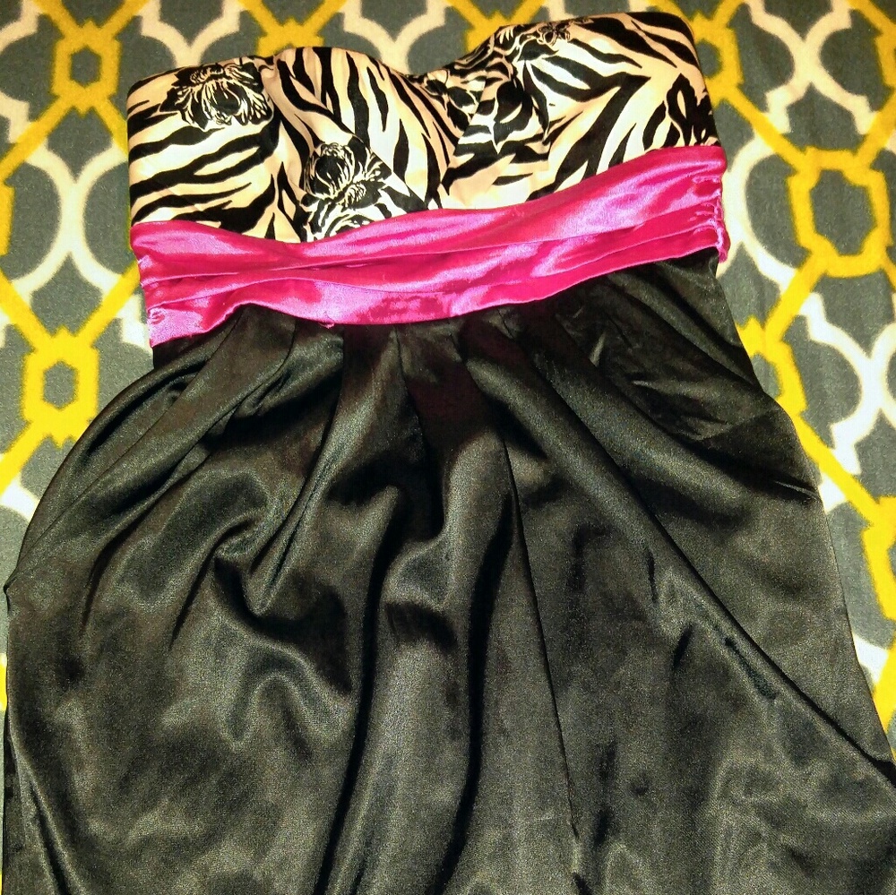 Cute prom or homecoming dress w pockets